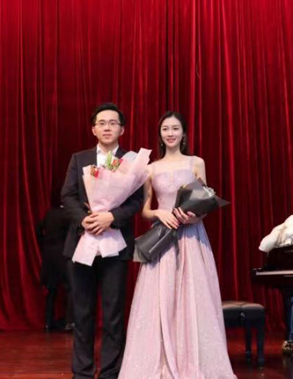 温哥华伴游模特